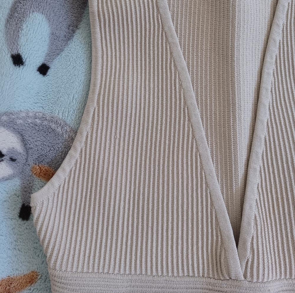 NWOT Aritzia Babaton Sculpt Knit Deep V Tank - Picture 11 of 12